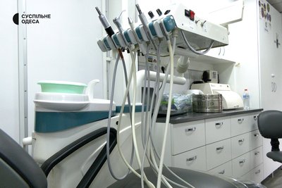 Інструменти у пересувному стоматкабінеті, який використовують для лікування на фронті Інструменти у пересувному стоматкабінеті, який використовують для лікування на фронті