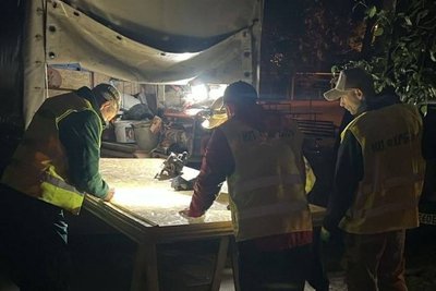 Працівники комунального підприємства допомагають забивати вікна на місці влучання, Харків, 1 червня 2026 року Працівники комунального підприємства допомагають забивати вікна на місці влучання, Харків, 1 червня 2026 року