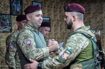 Воїни житомирської 95 бригади, які відзначилися у боях проти армії РФ, отримали нагороди Воїни житомирської 95 бригади, які відзначилися у боях проти армії РФ, отримали нагороди