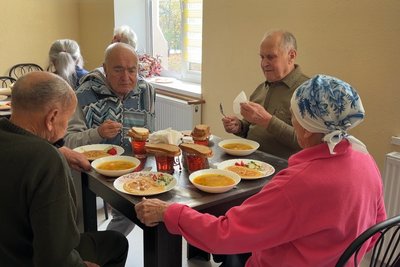 Переселенці, Добропілля, Данелія, Петро, Процак, геріатричний центр, обід