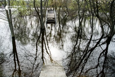 Частково підтоплений пішохідний міст у Гідропарку, Київ, 17 квітня 2023 року Частково підтоплений пішохідний міст у Гідропарку, Київ, 17 квітня 2023 року