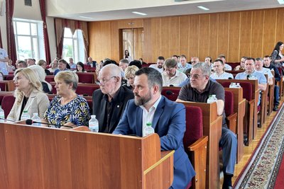 Учні, батьки та викладачі Бердичівського спортліцею виходили на протест під стіни Житомирської облради Учні, батьки та викладачі Бердичівського спортліцею виходили на протест під стіни Житомирської облради