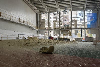 "Тут проходила моя юність". У Сумах через атаку РФ пошкоджений легкоатлетичний манеж "Тут проходила моя юність". У Сумах через атаку РФ пошкоджений легкоатлетичний манеж