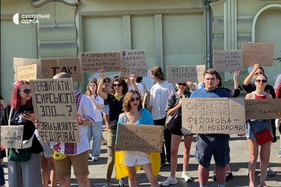 В Одесі відбувається акція на підтримку звільненого міністра оборони Федорова В Одесі відбувається акція на підтримку звільненого міністра оборони Федорова