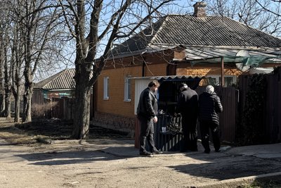 У Бобринці на Кіровоградщині після паводку дезінфікують воду в громадських колодязях У Бобринці на Кіровоградщині після паводку дезінфікують воду в громадських колодязях