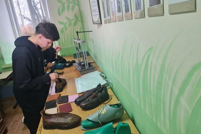 Перша професія: учні спецшколи у Житомирі безоплатно вчаться шити взуття Перша професія: учні спецшколи у Житомирі безоплатно вчаться шити взуття