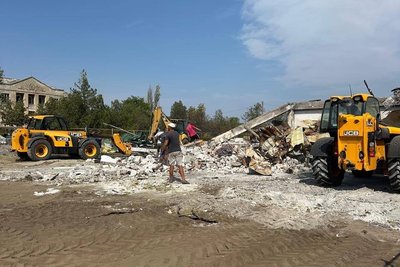 На Одещині розпочали демонтаж зруйнованої через атаку РФ амбулаторії у селі Вишневе