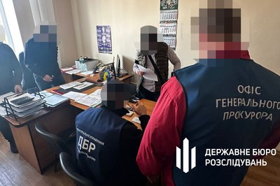 Податківця з Житомирщини судитимуть за підозрою у вимаганні хабарів у власника мережі АЗС Податківця з Житомирщини судитимуть за підозрою у вимаганні хабарів у власника мережі АЗС