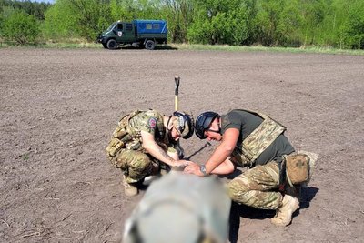 На Житомирщині знайшли бойові частини крилатих ракет, які не вибухнули На Житомирщині знайшли бойові частини крилатих ракет, які не вибухнули