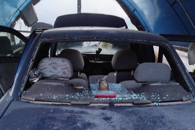 Пошкоджена дроном автівка Пошкоджена дроном автівка
