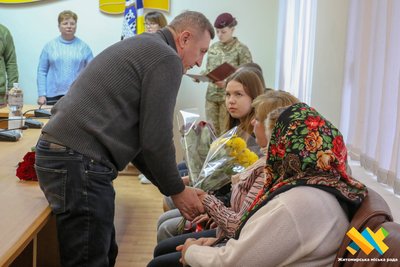 У Житомирі рідні п'яти загиблих захисників отримали ордени У Житомирі рідні п'яти загиблих захисників отримали ордени