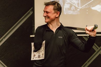 Ветеран з ампутацією на занятті з бугурту в Києві Ветеран з ампутацією на занятті з бугурту в Києві