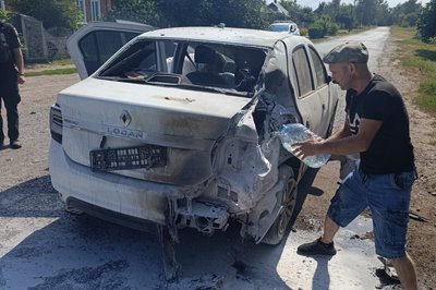 Автівка, яку атакував російський дрон у Золочеві Автівка, яку атакував російський дрон у Золочеві