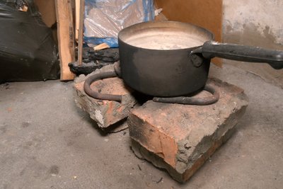 Жителька Північної Салтівки готує на цеглі, коли вимикають світло Жителька Північної Салтівки готує на цеглі, коли вимикають світло