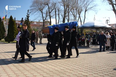 На Одещині поховали військового, чию сім'ю у 2022 році у ЖК "Тірас" вбила ракетою армія РФ На Одещині поховали військового, чию сім'ю у 2022 році у ЖК "Тірас" вбила ракетою армія РФ
