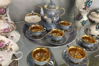 Сервізи, вази, статуетки — на Житомирщині зберігають спадок заводу, який працював понад століття Сервізи, вази, статуетки — на Житомирщині зберігають спадок заводу, який працював понад століття
