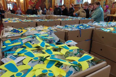 Великдень на фронт — у Житомирі освятили паски для українських воїнів