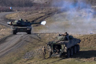 Французький танк Леклерк на полігоні в Румунії Французький танк Леклерк на полігоні в Румунії
