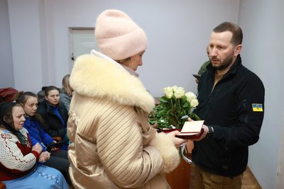 Чотирьом родинам загиблих захисників з Хмельниччини вручили державні нагороди Чотирьом родинам загиблих захисників з Хмельниччини вручили державні нагороди