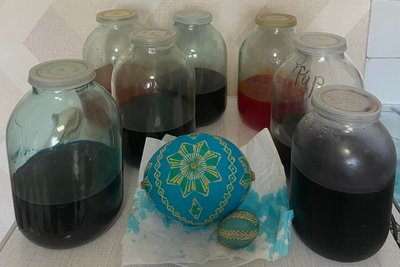 Створює писанки зі страусиних яєць: майстриня з Рівненщини розповіла про своє хобі