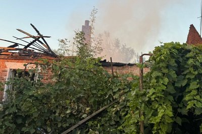 Внаслідок ударів по приватному сектору в селищі Курганному Куп'янського району зайнялася пожежа, пошкоджень зазнали будинки та господарчі будівлі, 22 серпня 2025 року Внаслідок ударів по приватному сектору в селищі Курганному Куп'янського району зайнялася пожежа, пошкоджень зазнали будинки та господарчі будівлі, 22 серпня 2025 року