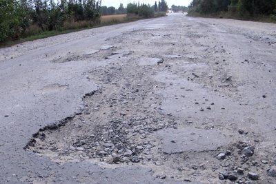 "Ще трішки — і машини порозвалюються" — чому більше року у громаді на Житомирщині не ремонтують дорогу "Ще трішки — і машини порозвалюються" — чому більше року у громаді на Житомирщині не ремонтують дорогу