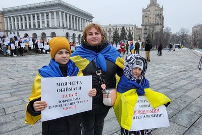 "Герої — не раби": у Києві рідні військових вимагали демобілізації "Герої — не раби": у Києві рідні військових вимагали демобілізації