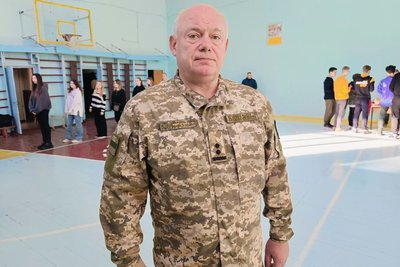 У коледжі в Луцьку молодь вчили керувати дроном, тримати автомат у руках і надавати меддопомогу