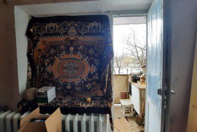 Я тут народилася. Жителька селища на Миколаївщині живе у напівзруйнованоому будинку