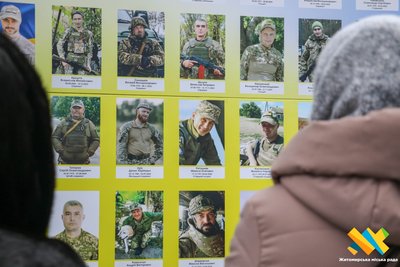 День Збройних сил України: у Житомирі на Алеї Слави з'явився ще один стенд із захисниками День Збройних сил України: у Житомирі на Алеї Слави з'явився ще один стенд із захисниками