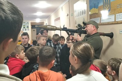 Ветерани-десантники у Житомирі навчали дітей тактиці, основам стрільби та домедичній допомозі Ветерани-десантники у Житомирі навчали дітей тактиці, основам стрільби та домедичній допомозі