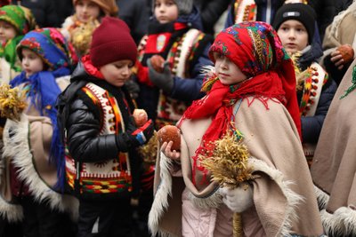 Діти з пампухами під час встановлення різдвяного дідуха у Львові, 24 грудня 2023
