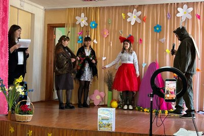 В селі на Житомирщині батьки і діти дитсадку поставили благодійну виставу — збирали гроші на ЗСУ В селі на Житомирщині батьки і діти дитсадку поставили благодійну виставу — збирали гроші на ЗСУ