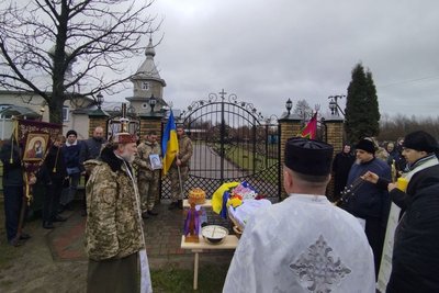 У селі Смолярі на Волині труну з загиблим не пустили у храм УПЦ МП У селі Смолярі на Волині труну з загиблим не пустили у храм УПЦ МП