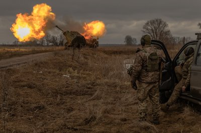 Військові артилерійської бригади стріляють з гаубиці Archer Військові артилерійської бригади стріляють з гаубиці Archer