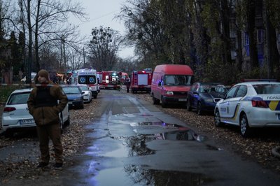 Палаючий осколок за вікном. Репортаж з будинку Києві, куди влучили рештки російської ракети Палаючий осколок за вікном. Репортаж з будинку Києві, куди влучили рештки російської ракети