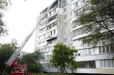 Російський дрон влучив у житловий будинок у Бердичеві: загорілися балкони Російський дрон влучив у житловий будинок у Бердичеві: загорілися балкони