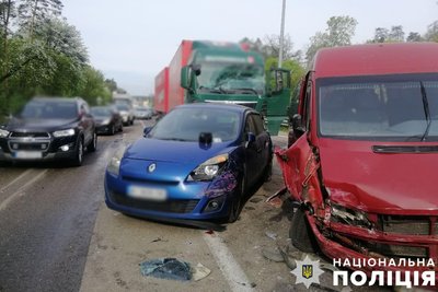 Водій вантажівки заснув за кермом: на Брест-Литовському шосе зіткнулись 6 авто Водій вантажівки заснув за кермом: на Брест-Литовському шосе зіткнулись 6 авто