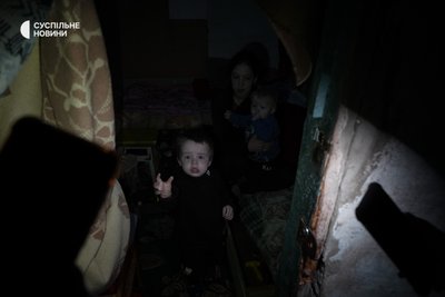В одному з підвалів Вугледару живе сім'я з Волновахи, яка чекає можливості повернутись додому, травень 2022 року.