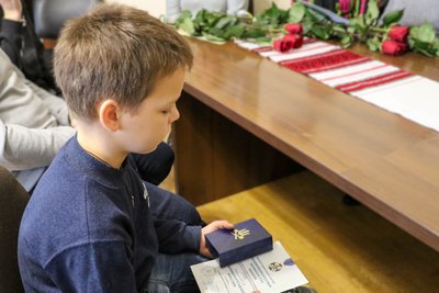 У Житомирі чотирьом родинам полеглих воїнів передали нагороди захисників У Житомирі чотирьом родинам полеглих воїнів передали нагороди захисників