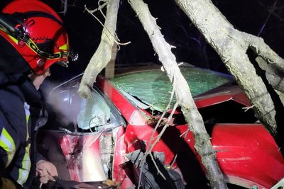 У Краматорську внаслідок ДТП загинув чоловік: рятувальники деблокували його з розтрощеної автівки У Краматорську внаслідок ДТП загинув чоловік: рятувальники деблокували його з розтрощеної автівки
