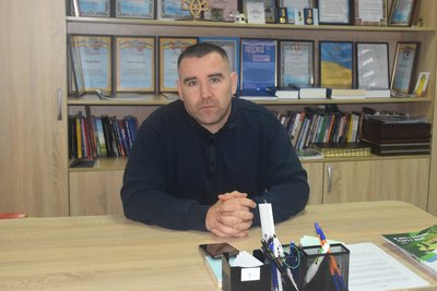 На Житомирщині волонтери в одній із церков плетуть сітки, ремонтують автомобілі, збирають воїнам допомогу На Житомирщині волонтери в одній із церков плетуть сітки, ремонтують автомобілі, збирають воїнам допомогу