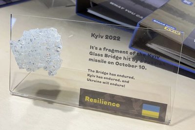 "Україна вистоїть як міст Кличка": європейцям подарували уламки скляного мосту "Україна вистоїть як міст Кличка": європейцям подарували уламки скляного мосту
