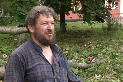 Пошкоджені дахи та зламані дерева: наслідки негоди у Хмельницькій громаді