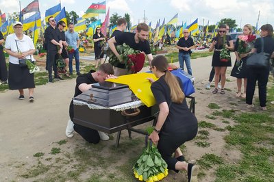 "Знищив дев'ятьох російських військових". У Харкові попрощалися із загиблим снайпером "Знищив дев'ятьох російських військових". У Харкові попрощалися із загиблим снайпером