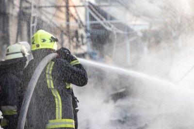 Рятувальники гасять пожежу в Індустріальному районі Харкова Рятувальники гасять пожежу в Індустріальному районі Харкова