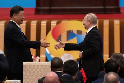 Сі Цзіньпін тисне руку Володимиру у Пекіні Сі Цзіньпін тисне руку Володимиру у Пекіні
