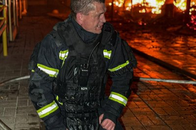 Рятувальник сидить на колінах