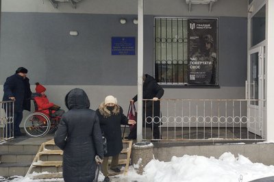 "Не пандус, а злітна смуга": подружжя волинян на кріслах колісних скаржаться на бар'єри в Ковелі "Не пандус, а злітна смуга": подружжя волинян на кріслах колісних скаржаться на бар'єри в Ковелі