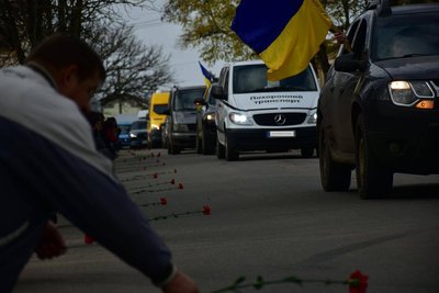 У Снігурівці попрощалися із загиблим військовим Олександром Калашніком У Снігурівці попрощалися із загиблим військовим Олександром Калашніком